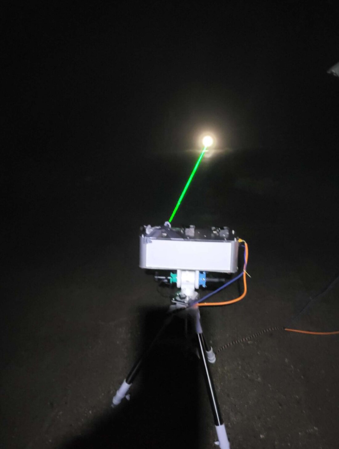 Auto-tracking láser sobre drone